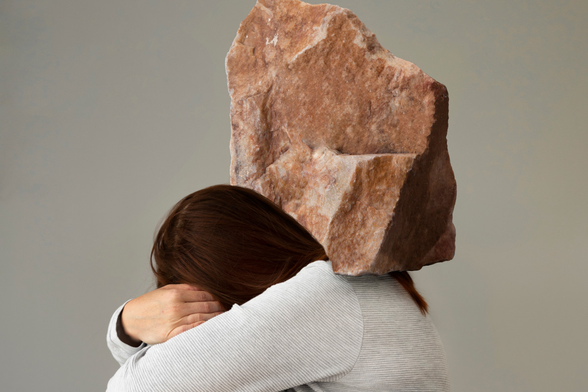 Persona superando obstáculos, representando la resiliencia mental